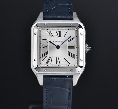 The blue hands and Roman numerals hour markers ensure the good readability.
